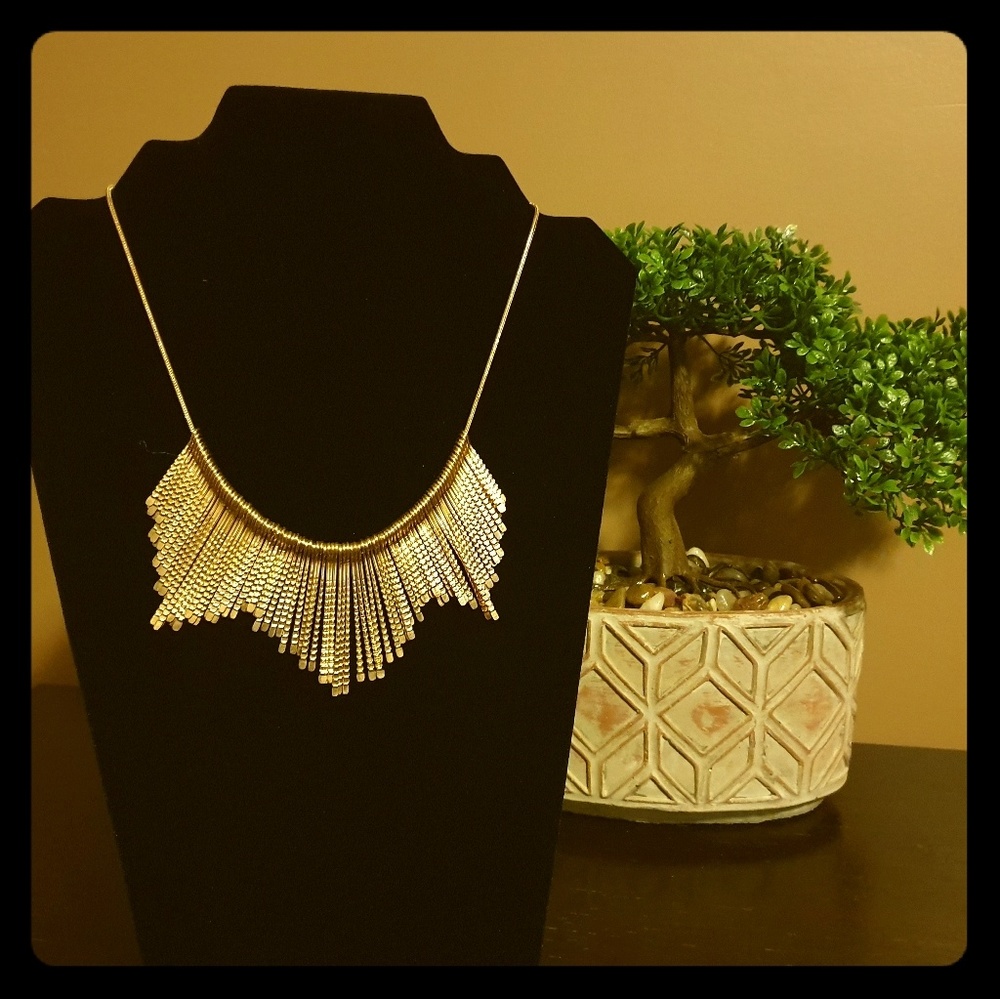 NWOT Gold Starburst Necklace